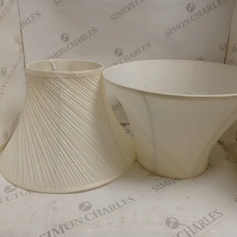 BOX OF 2 TWISTED PLEATED SHADES - CREAM. 