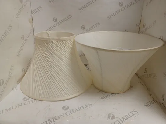 BOX OF 2 TWISTED PLEATED SHADES - CREAM. 