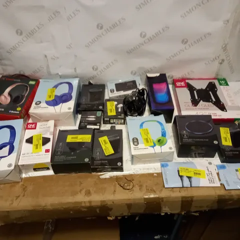 LOT OF APPROX 20 ASSORTED ITEMS TO INCLUDE WIRED HEADPHONES, POCKET RADIO, AND ASDA TECH POWERBANK ETC. 