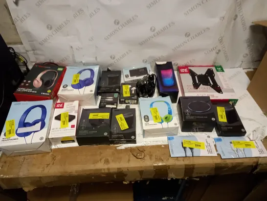 LOT OF APPROX 20 ASSORTED ITEMS TO INCLUDE WIRED HEADPHONES, POCKET RADIO, AND ASDA TECH POWERBANK ETC. 