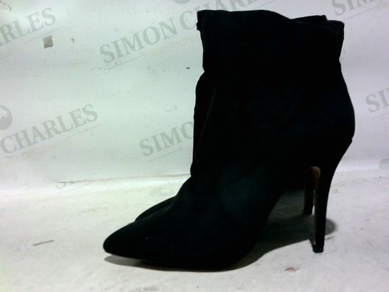PAIR OF HIGH HEELED BOOTS (BLACK, SOFT MATERIAL), SIZE 39 EU