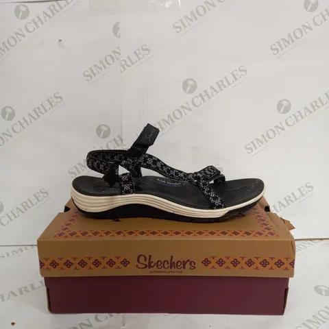 SKECHERS BLACK STRAPPED SANDALS SIZE 6