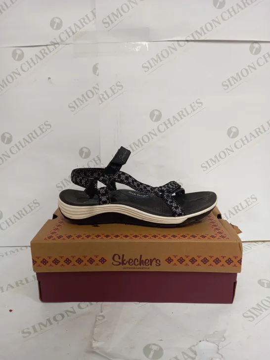 SKECHERS BLACK STRAPPED SANDALS SIZE 6