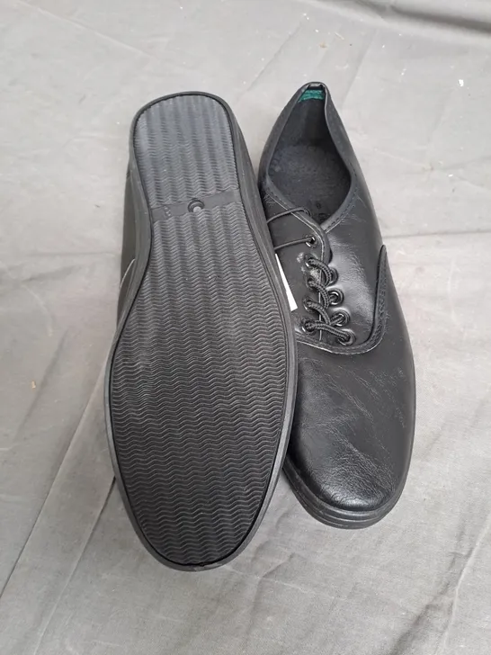 BOX OF APPROXIMATLY 10 BLACK FLAT SHOES IN VARIOUS SIZE 