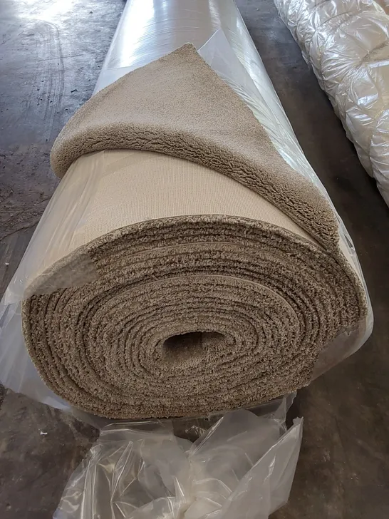 ROLL OF QUALITY ULTIMATE EXPRESSIONS TAUPE CARPET // SIZE: 4 X 22m