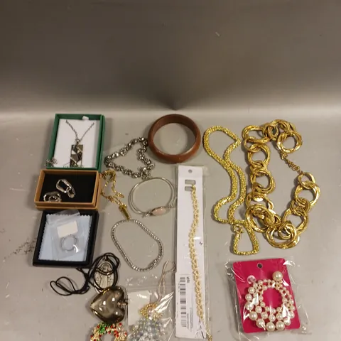 APPROXIMATELY 30 ASSORTED JEWELLERY ITEMS TO INCLUDE RINGS, BRACELETS, NECKLACES ETC 