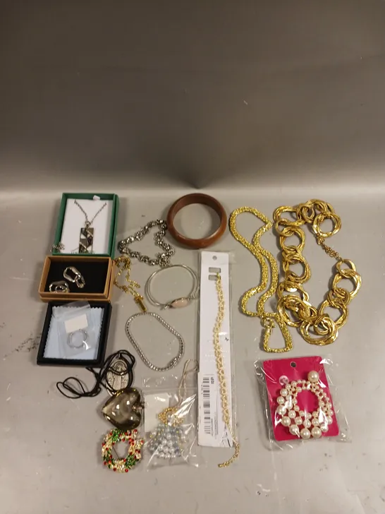 APPROXIMATELY 30 ASSORTED JEWELLERY ITEMS TO INCLUDE RINGS, BRACELETS, NECKLACES ETC 