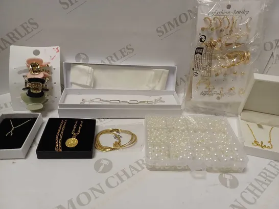 LOT OF APPROX 12 ASSORTED JEWELLERY ITEMS TO INCLUDE NECKLACES, EARRINGS, BRACELETS, ETC 