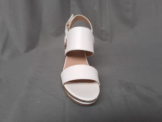 BOXED PAIR OF CUSHION WALK GEMMA OPEN TOE WEDGE SANDALS IN WHITE SIZE 5