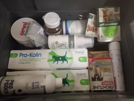 LOT OF APPROXIMATELY 25 ASSORTED PET CARE ITEMS TO INCLUDE HALTI HEADCOLLAR, SUPPLEMENTS AND SHAMPOOS