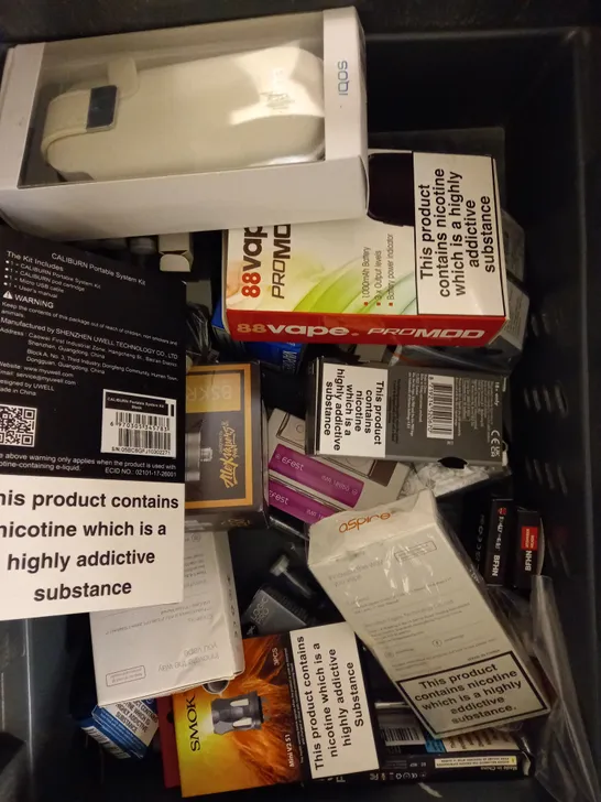 BOX OF APPROXIMATELY 30 ASSORTED VAPING ITEMS TO INCLUDE VOO-POO POD, SMOK RPM KIT, ELFBAR BLACK ETC