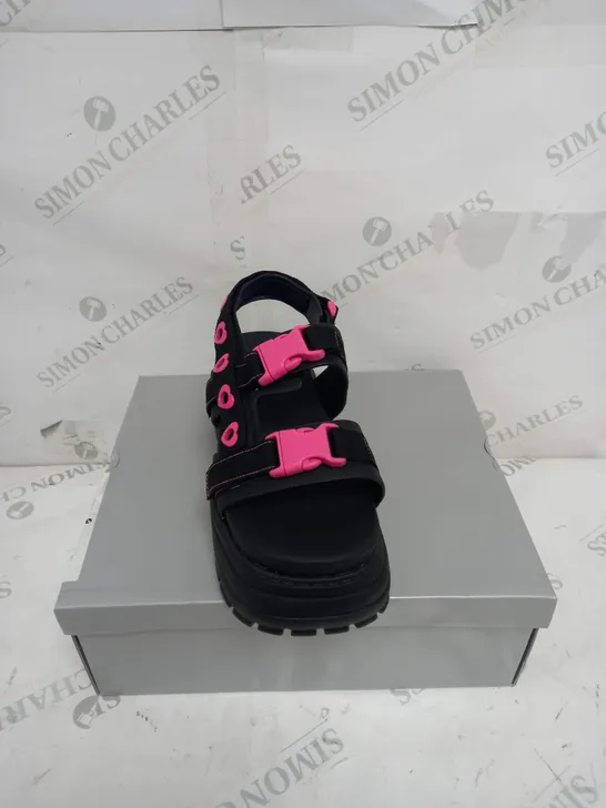 BOXED PAIR OF KOI FOOTWEAR FAKE FEELINGS CHUNKY SANDALS IN BLACK/PINK- SIZE 4