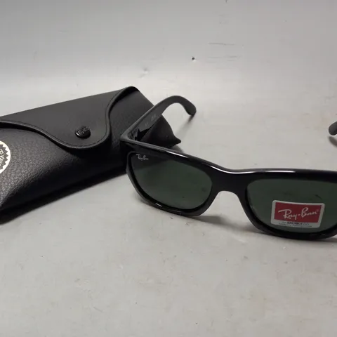 BOXED RAY-BAN SUNGLASSES IN BLACK FRAME W. DARK GREEN LENS