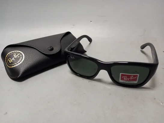 BOXED RAY-BAN SUNGLASSES IN BLACK FRAME W. DARK GREEN LENS