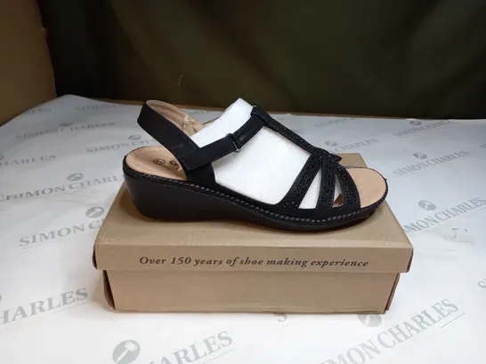 BOXED CUSHION WALK DIAMANTE TRIM SANDALS SIZE 7