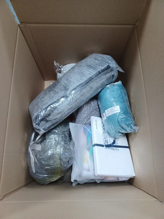 LARGE BOX OF APPROXIMATELY 15 ASSORTED BEDDING, BLANKETS, FABRICS AND TOWELS