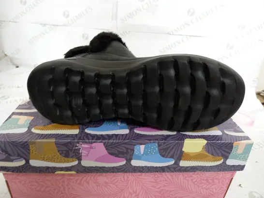 SKETCHERS GO WALK BOOTS IN BLACK SIZE 9