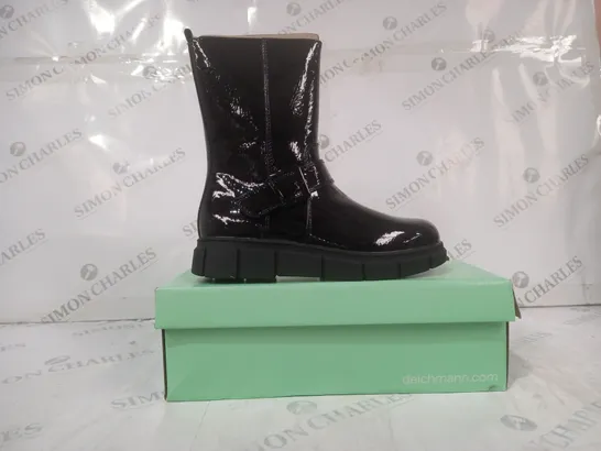 BOXED PAIR OF DEICHMANN BOOTS IN GLOSSY BLACK UK SIZE 2