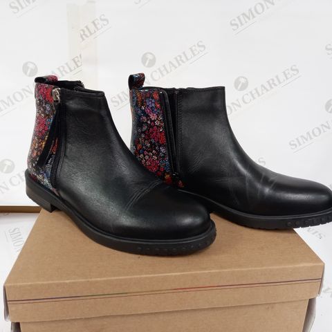 BOXED PAIR OF ADESSO BOOTS (BLACK WITH FLOWER DETAIL, SIZE 40EU)