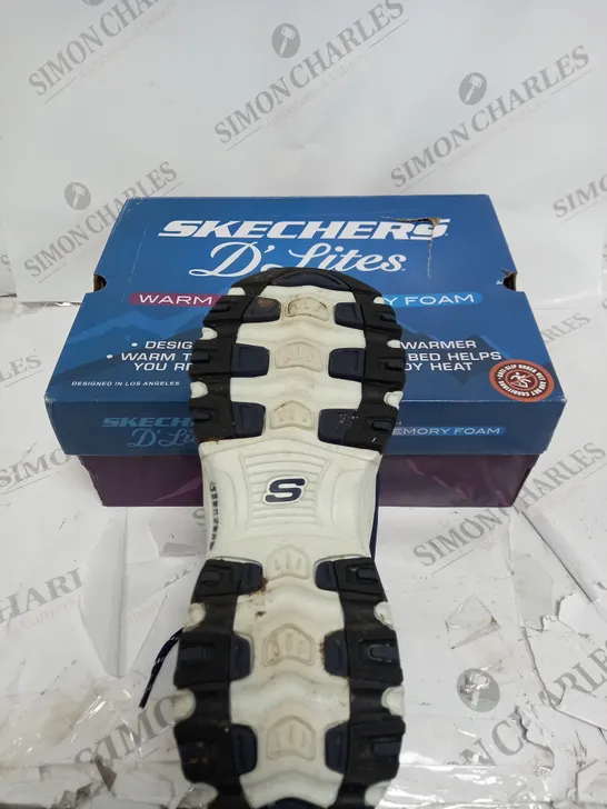 SKETCHERS D'LITES SATIN COLLAR LACE UP BOOT SIZE 6