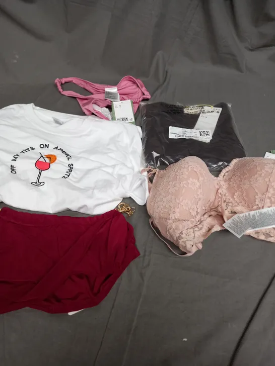 BOX OF APPROXIMATELY 25 ASSORTED CLOTHING ITEMS TO INCLUDE - BRA , T-SHIRT , UNDERWEAR ETC