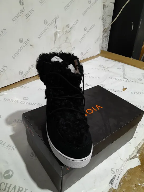 BOXED VIONIC FLUFFY TRAINERS BLACK SIZE 5 