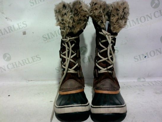 PAIR OF SOREL HIGH BOOTS (BROWN), SIZE 6 UK