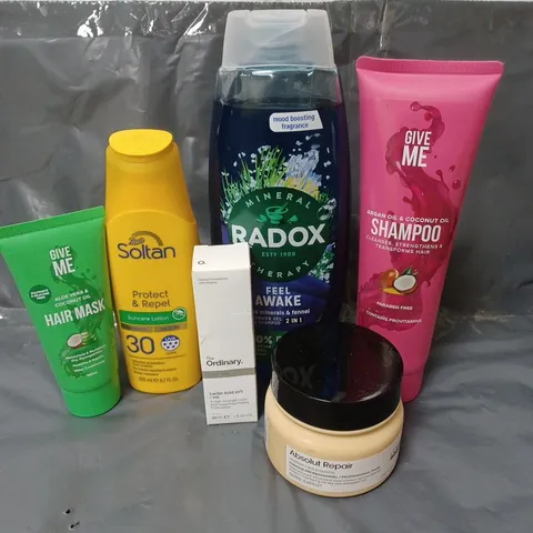 APPROXIMATELY 20 ASSORTED COSMETIC PRODUCTS TO INCLUDE RADOX SHOWER GEL, SOLTAN SUN CREAM, AND GIVE ME HAIR MASK ETC. 