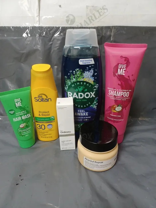 APPROXIMATELY 20 ASSORTED COSMETIC PRODUCTS TO INCLUDE RADOX SHOWER GEL, SOLTAN SUN CREAM, AND GIVE ME HAIR MASK ETC. 