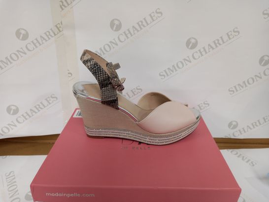 BOXED PAIR OF MODA IN PELLE WEDGED SHOES - LIGHT PINK SIZE 39EU