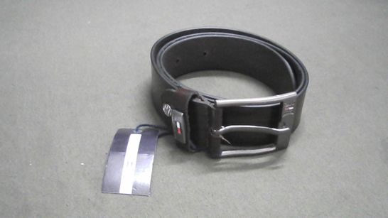 TOMMY HILFIGER STYLE BROWN LEATHER BELT
