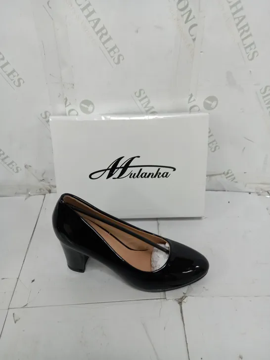 BOXED PAIR OF ALULANKA BLACK PUMP HEELS SIZE 36