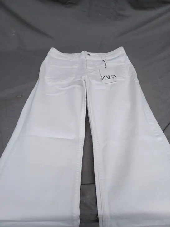 ZARA FLARE FIT WHITE JEANS - EUR 36