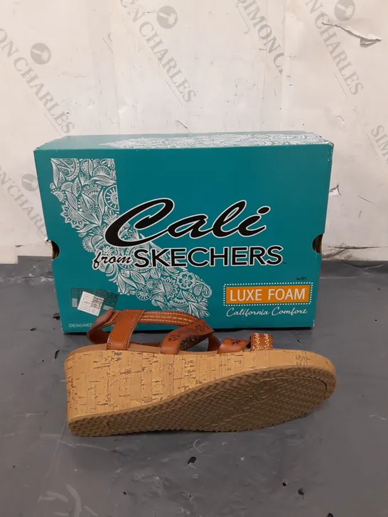 SKETCHERS CALI WOMENS SIZE 9 WEDGE HEEL SANDALS 