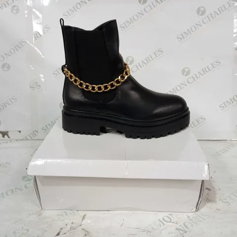 BOXED PAIR OF RETRO CHUNKY SIDE-ZIP BOOTS IN BLACK W. GOLD EFFECT CHAIN UK SIZE 7