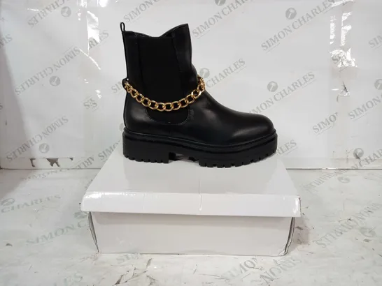 BOXED PAIR OF RETRO CHUNKY SIDE-ZIP BOOTS IN BLACK W. GOLD EFFECT CHAIN UK SIZE 7