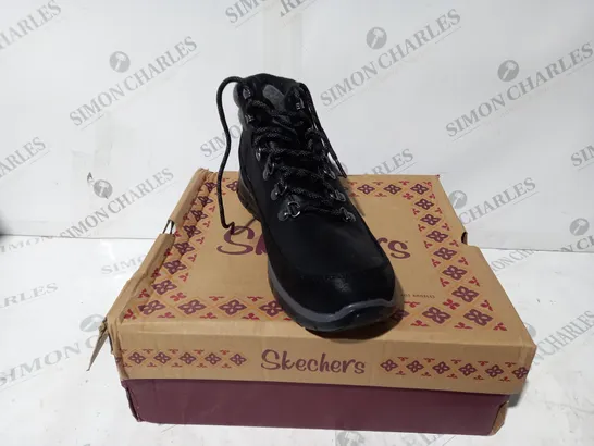 BOXED PAIR OF SKECHERS SYNERGY WARM TECH BOOTS IN BLACK UK SIZE 6.5