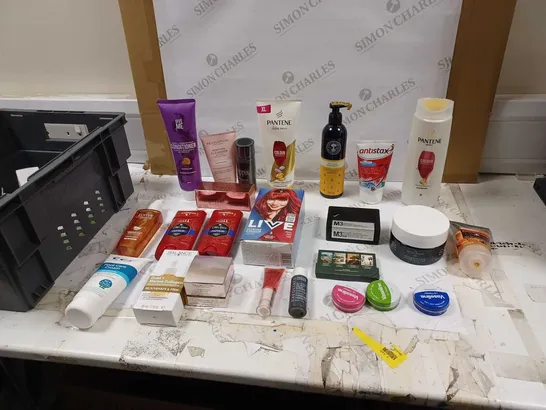 LOT OF APPROXIMATELY 20 HEALTH AND BEAUTY ITEMS TO INCLUDE PATRICKS M3 HAIR HOLD, SCHWARZKOPF REAL RED, AND OLD SPICE CAPTAIN ETC. 