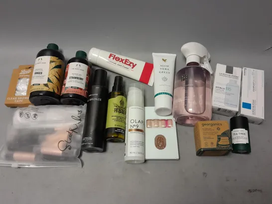 BOX OF APPROXIMATELY 15 COSMETIC ITEMS TO INCLUDE BODY SHOP SHOWER GEL, HEMP BODY OIL, AND GEOORGANIC TOOTHPASTE ETC. 