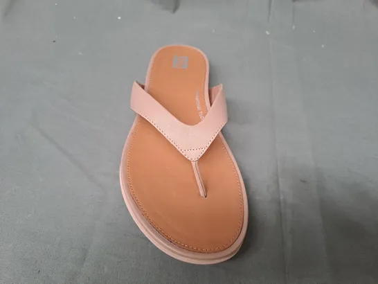 BOXED PAIR OF FITFLOP GRACIE LEATHER DLIP-FLOPS IN BEIGE UK SIZE 5