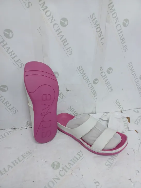 BOXED PAIR OF STRIVE SANDALS IN WHITE/PINK SIZE 6