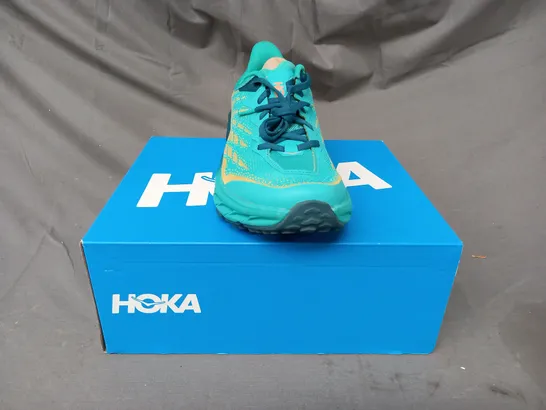 BOXED PAIR OF HOKA SPEEDGOAT 5 SHOES IN GREEN/GOLD UK SIZE 7.5