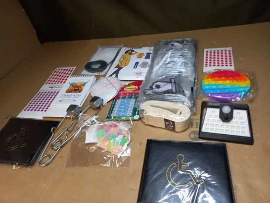 LOT OF ASSORTED HOUSEHOLD ITEMS TO INCLUDE LED WALL LIGHTS, CAR AIR FRESHNERS AND FIDGET TOYS