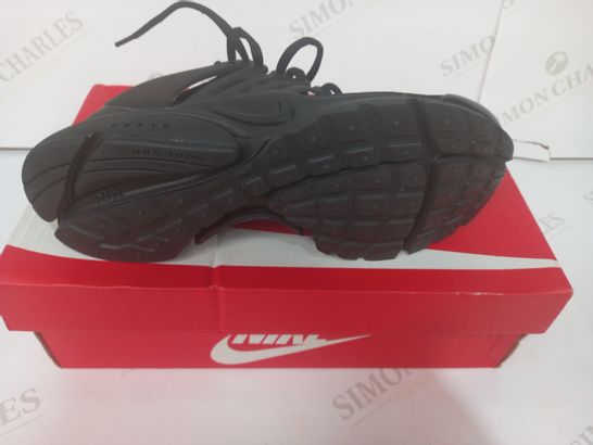 BOXED PAIR OF DESIGNER SHOES IN THE STYLE OF NIKE IN BLACK UK SIZE 6