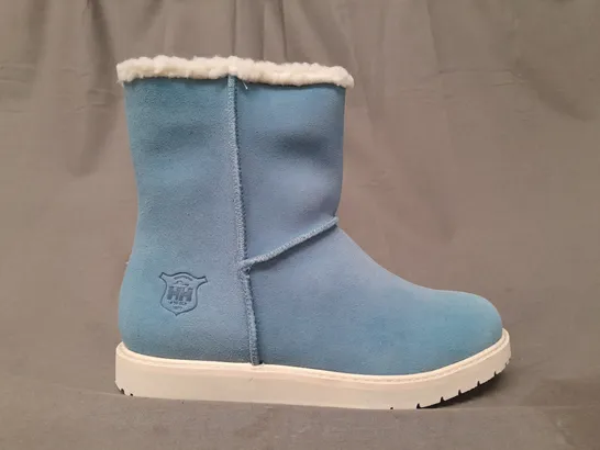 BOXED PAIR OF HELLY HANSEN ANNABELLE BOOTS IN BLUE UK SIZE 4