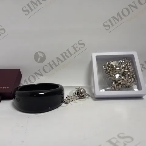 BOX OF APPROX 15 ASSORTED ITEMS TO INCLUDE - SILVER CHAIN - MONICA VINADER NECKLESS CHARM - MOTOBIKE & HELMET KEYRING ECT