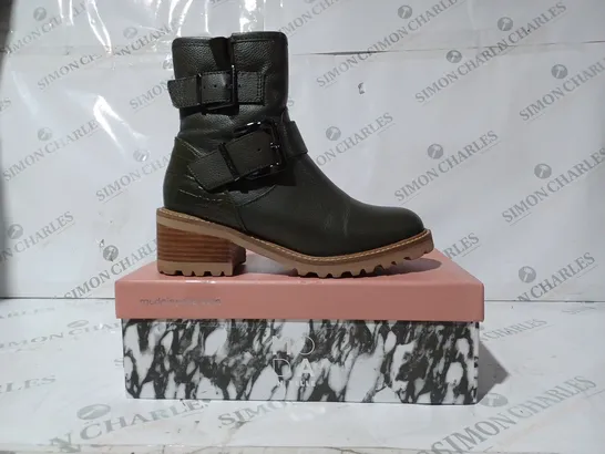 BOXED PAIR OF MODA IN PELLE CORNELIA BIKER BOOTS IN KHAKI UK SIZE 4