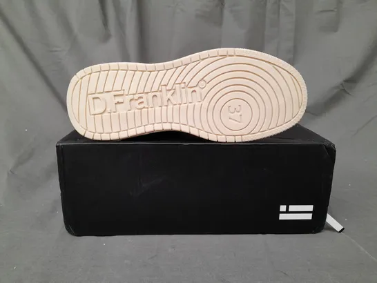 BOXED PAIR OF D.FRANKLIN SHOES IN WHITE/PINK EU SIZE 37