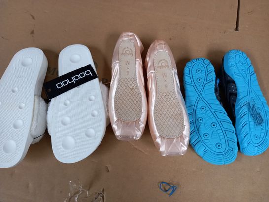 LOT OF ASSORTED SHOES TO INCLUDE BOHOO WIFEY SLIDERS WHITE SIZE 6UK, GRISHKO 2007 POINTE SHOES PINK SIZE 6UK, SAGUARO BOYS BEACH SPORTS SHOES SIZE 33EU