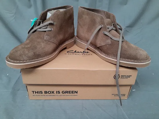 BOXED PAIR OF CLARKS BUSHACRE 3 SHOES IN SAND SUEDE UK SIZE 9